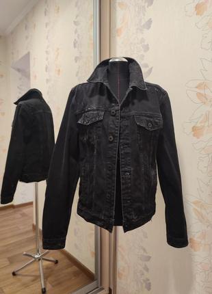 Черная джинсовая куртка с потертостями1 фото