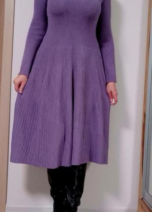 Демисезонное вязаное платье-клеш  лилового цвета3 фото