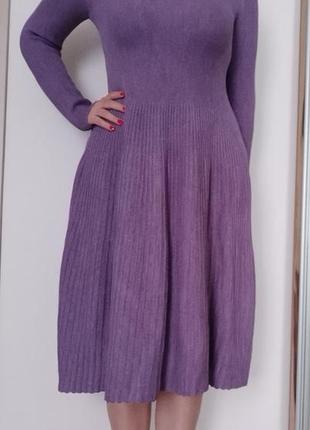 Демисезонное вязаное платье-клеш  лилового цвета2 фото