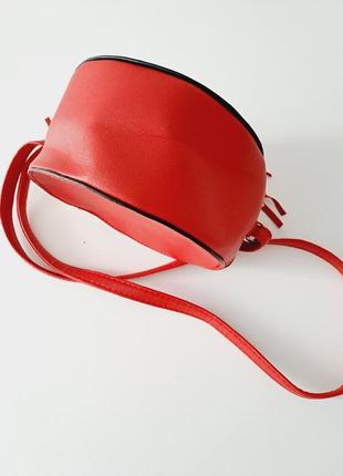 Кругла червона сумочка на довгій ручці2 фото