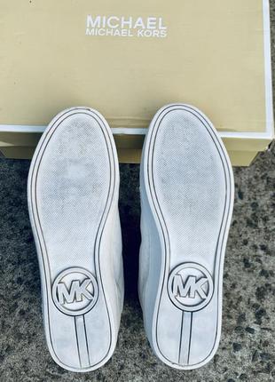 Крутейшие кожаные высокие белые кроссовки с теснённым принтом michael kors (оригинал)7 фото