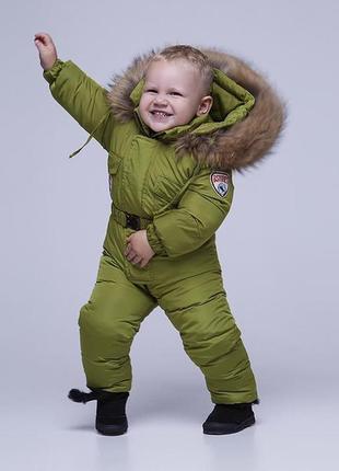 Детский однотонный зимний комбинезон зеленого цвета и опушкой из натурального меха 110 см.