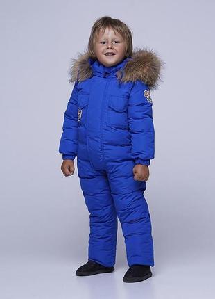Детский однотонный зимний комбинезон голубого цвета и опушкой из натурального меха 116 см