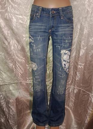 Стильні джинси з вишивкою й аплікацією