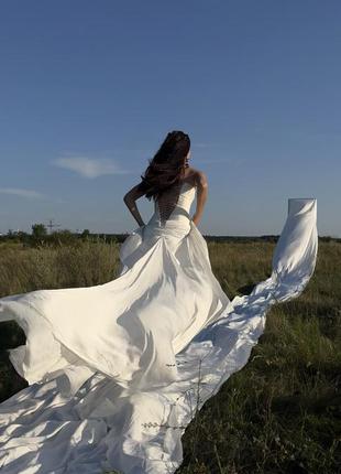 Шикарное свадебное платье из шелка, с невесомым шлейфом5 фото
