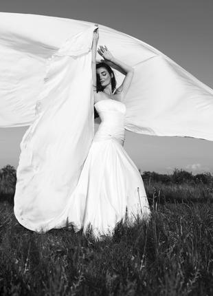Шикарное свадебное платье из шелка, с невесомым шлейфом2 фото