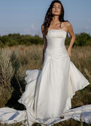 Шикарное свадебное платье из шелка, с невесомым шлейфом3 фото