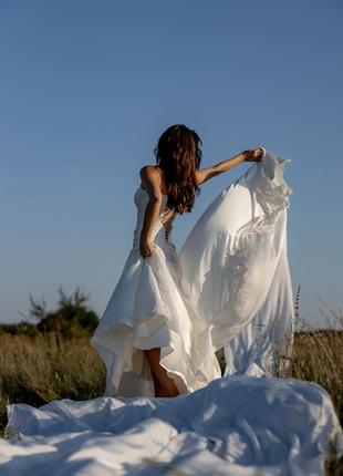 Шикарное свадебное платье из шелка, с невесомым шлейфом4 фото