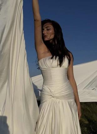 Шикарное свадебное платье из шелка, с невесомым шлейфом6 фото
