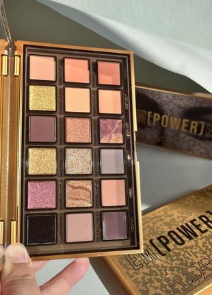 Палитра теней huda beauty empowered eyeshadow palette. оригинал2 фото