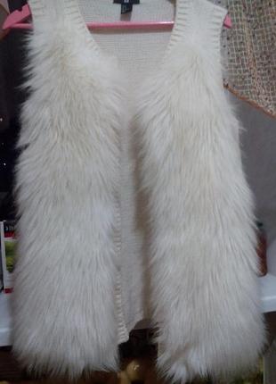 Жилет молочного цвета с мехом под ламу