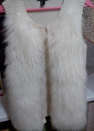 Жилет молочного цвета с мехом под ламу