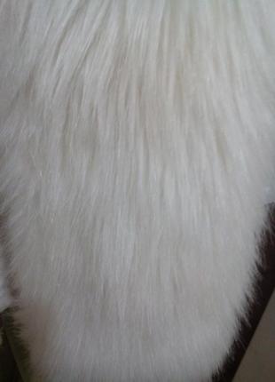 Жилет молочного цвета с мехом под ламу