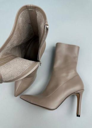 Стильные бежевые ботинки женские на каблуке, ботильоны осенние-весенние, кожаные/кожа-женская обувь4 фото