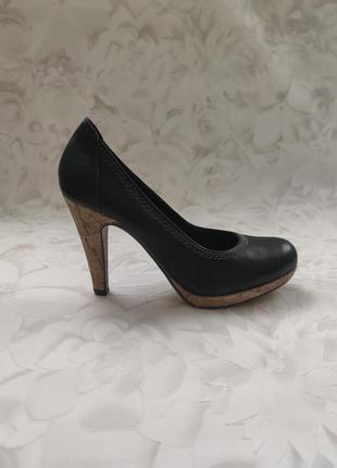 Туфлі-човники чорні з корковим каблуком і корковою підошвою — шкіра marco tozzi