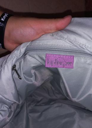 Расширяемая сумка-мессенджер kipling, розовая, белая, фиолетовая, со змеиным

принтом, новинка7 фото