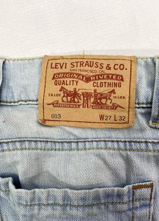 Джинсы светлые фирменные levis, есть пятно (от ржавчины)7 фото