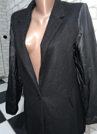 Стильное пальто оригинально смотрится под жилетку со вкусом бренд amisu