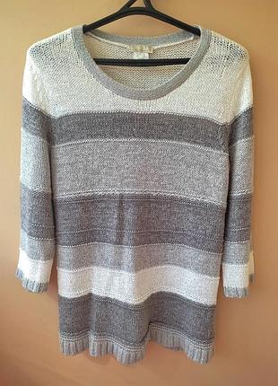 Серый вязаный свитер в полоску