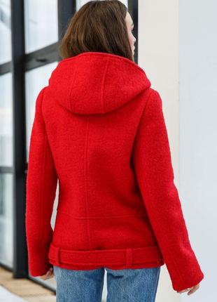 Яскраве кашемірове пальто косуха червоного кольору з капюшоном2 фото