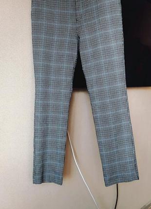 Серые брюки в голубую клетку stradivarius