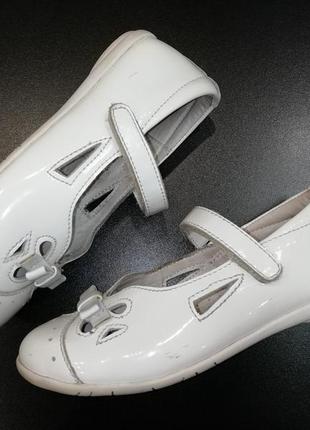 Туфлі в стилі мері джейн з натур. лакованої шкіри французького бренда, р. 31 (19.8 см)2 фото