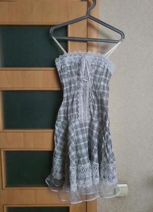 Платье на девушку.