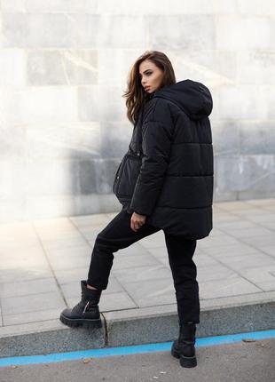 Куртка женская зимняя длинная теплая черного цвета с капюшоном8 фото