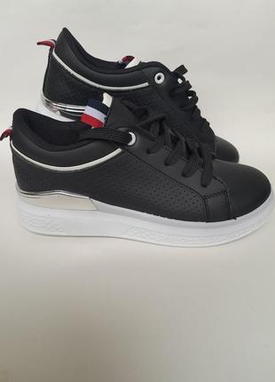Женские кроссовки черного цвета