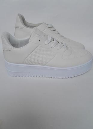 Продам женские кроссовки белого цвета 38 р