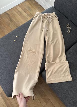 Стильные широкие базовые брюки с разрезом5 фото
