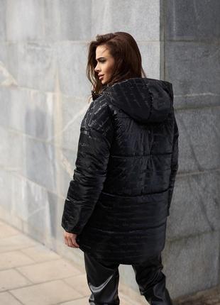 Куртка женская зимняя длинная теплая черного цвета с капюшоном5 фото