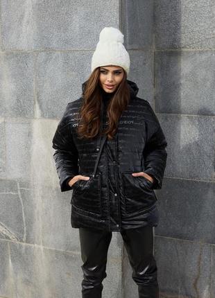 Куртка женская зимняя длинная теплая черного цвета с капюшоном8 фото