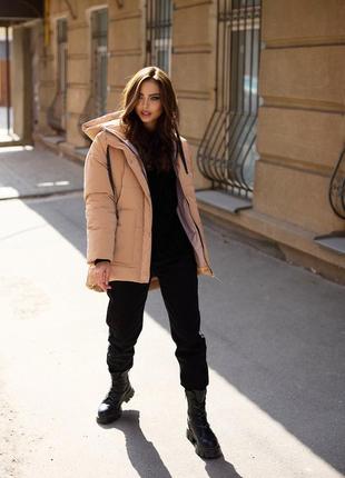 Куртка женская зимняя длинная теплая бежевого цвета с капюшоном5 фото
