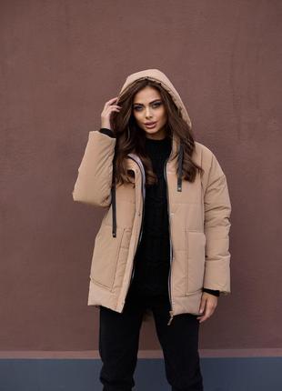 Куртка женская зимняя длинная теплая бежевого цвета с капюшоном7 фото