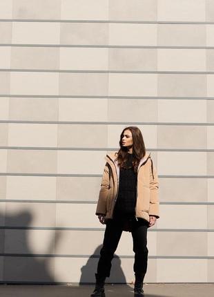 Куртка женская зимняя длинная теплая бежевого цвета с капюшоном8 фото