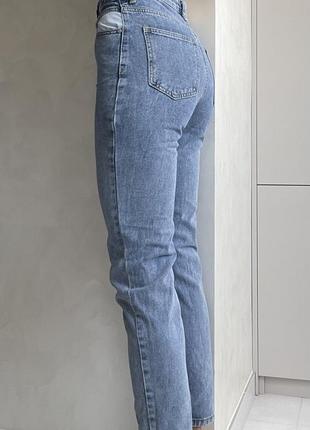 Голубые джинсы с высокой посадкой4 фото