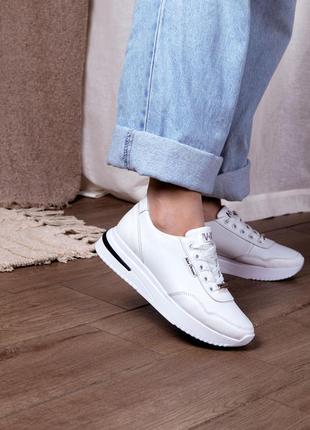 Білі шкіряні кросівки жіночі