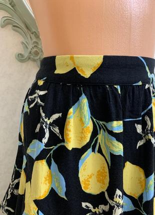 Шикарная вискозная юбка миди с косым воланом в принт лимончики!!!5 фото
