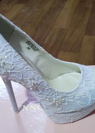 Белые туфли женские ,свадебные,нарядные
