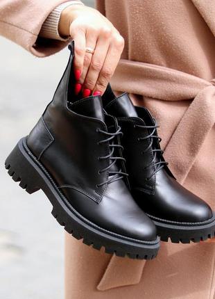Черные дизайнерские кожаные женские ботинки натуральная кожа на флисе10 фото