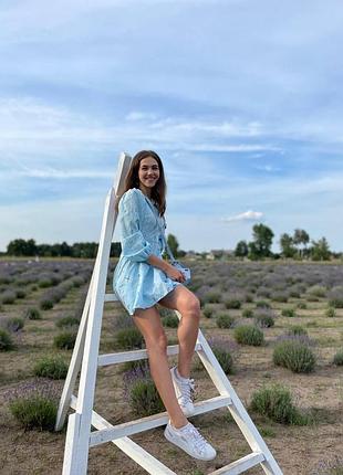 Блакитне плаття з відкритою спиною