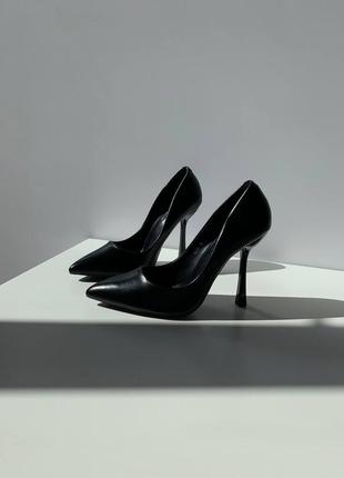 Туфли на каблуках с узким носком черные1 фото
