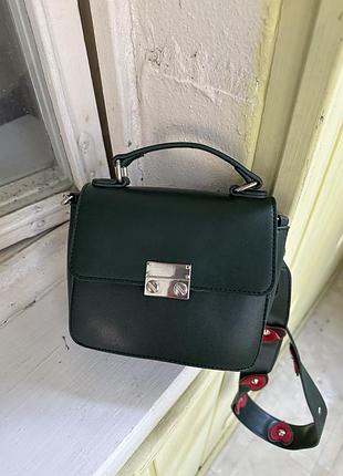 Маленькая сумочка через плечо на широком ремешке