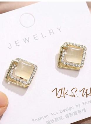 Сережки з камінням