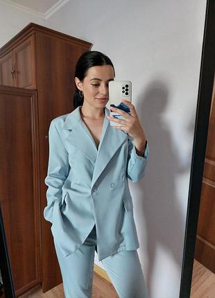Женский двубортный костюм