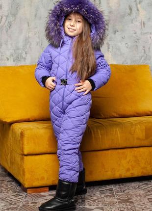 Детский однотонный зимний комбинезон фиолетового цвета и опушкой из натурального меха 98  см