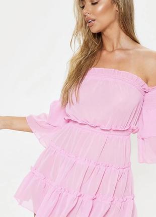Розовое пляжное платье с воланами