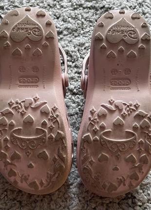 Оригинал.фирменные балетки-босоножки crocs disney princess6 фото