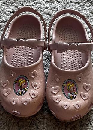 Оригинал.фирменные балетки-босоножки crocs disney princess